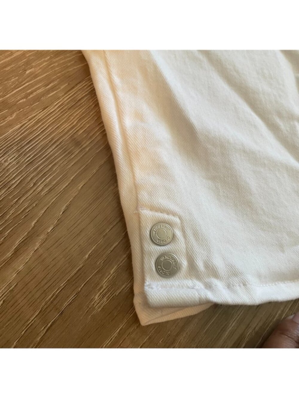 Gloria Vanderbilt Women's White Denim Shorts Size 12 Cuffed Hem Button Tab - Picture 9 of 11